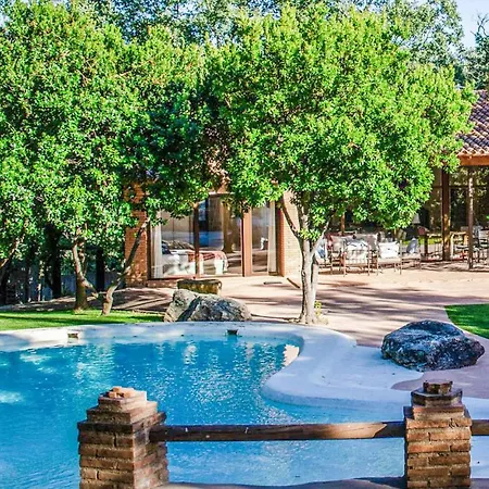 Stunning In With Wifi, 6 Bedrooms And Outdoor Swimming Pool