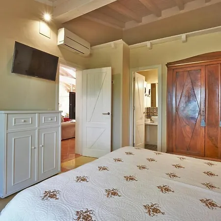 Stunning In With Wifi, 6 Bedrooms And Outdoor Swimming Pool *