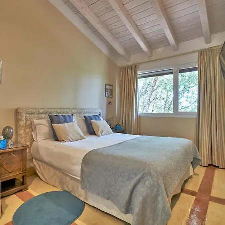 بيت للعطل Stunning In With Wifi, 6 Bedrooms And Outdoor Swimming Pool *