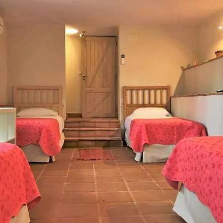 Stunning In With Wifi, 6 Bedrooms And Outdoor Swimming Pool بيت للعطل