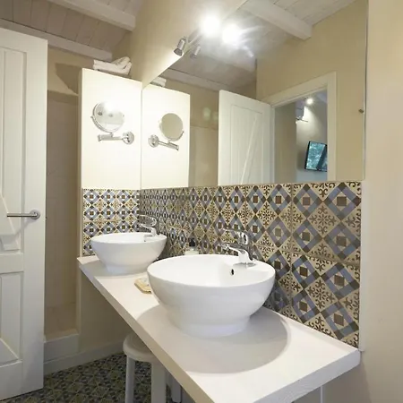 بيت للعطل Stunning In With Wifi, 6 Bedrooms And Outdoor Swimming Pool كانديليدا