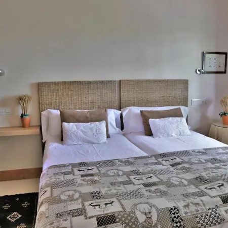بيت للعطل Stunning In With Wifi, 6 Bedrooms And Outdoor Swimming Pool
