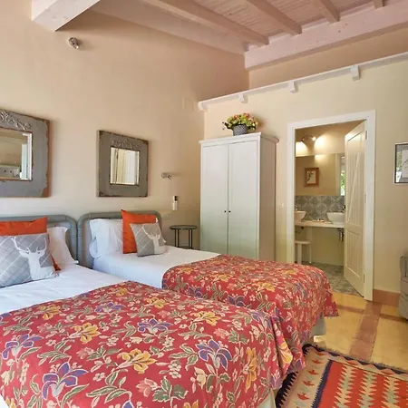 بيت للعطل Stunning In With Wifi, 6 Bedrooms And Outdoor Swimming Pool كانديليدا