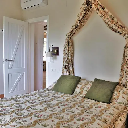 بيت للعطل Stunning In With Wifi, 6 Bedrooms And Outdoor Swimming Pool *