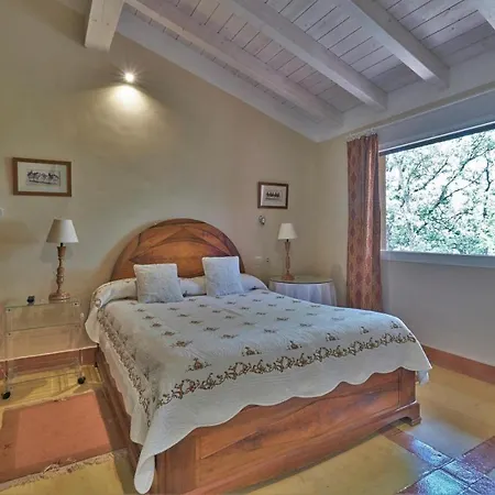 بيت للعطل Stunning In With Wifi, 6 Bedrooms And Outdoor Swimming Pool